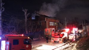 3 katlı binada yangın çıktı, baba ve oğlu hastanelik oldu