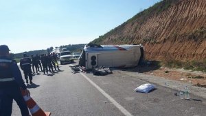 Adana'da seçim midibüsü devrildi: 15 yaralı