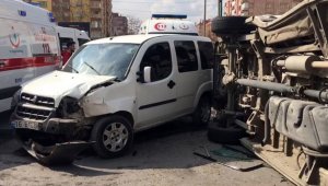 Ambulans ile hafif ticari araç çarpıştı: 5 yaralı