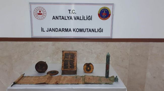 Antalya'da altın işlemeli 1400 yıllık kitaplar ele geçirildi