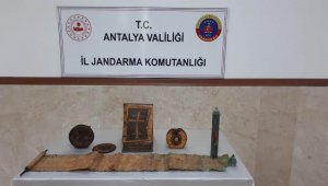 Antalya'da altın işlemeli 1400 yıllık kitaplar ele geçirildi