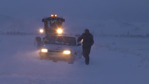Ardahan'da şiddetli fırtına ve tipi: Onlarca araç mahsur kaldı
