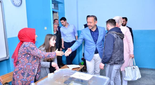 Aslan eşi ve ailesiyle oy kullandı
