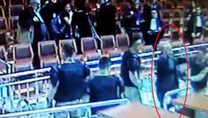Avukatın mahkeme heyetine saldırmaya çalışması kamerada
