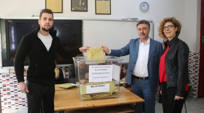 Bayraklı CHP adayı Sandal oyunu Kullandı