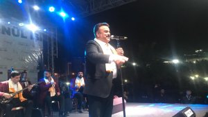 Bülent Serttaş sahne direğine tırmandı