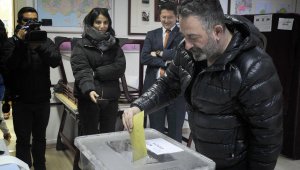Cem Yılmaz espriyi sandık başında da patlattı