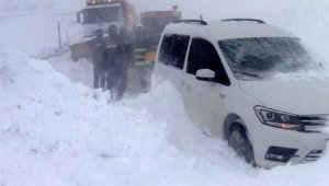 Çığda mahsur kalan 18 kişi kurtarıldı