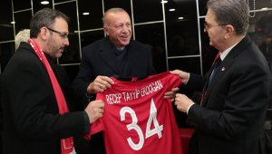 Cumhurbaşkanı Erdoğan, A Milli Takım'ı tebrik etti