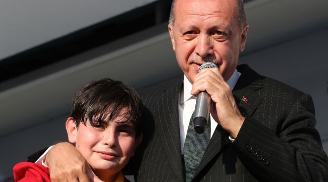 Cumhurbaşkanı Erdoğan'a sahnede sarılan Emirhan o anları anlattı