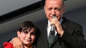 Cumhurbaşkanı Erdoğan'a sahnede sarılan Emirhan o anları anlattı