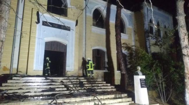 Denizli'de 91 yıllık tarihi okul binasında çıkan yangın söndürüldü