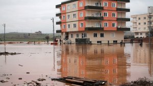 Etrafını su basan binadaki 8 kişi botla tahliye edildi