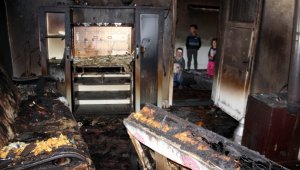 Evleri yanan aile kömürlükte yatıyor