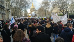 Fransa'da öğretmenler eğitim yasa tasarılarını protesto etti