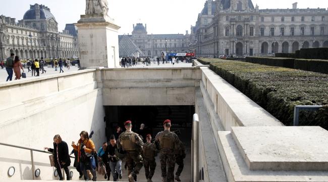 Fransız ordusu 70 yıl sonra ilk kez kendi halkına karşı