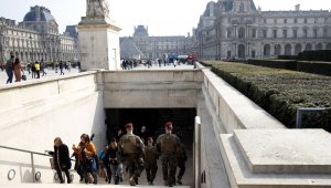 Fransız ordusu 70 yıl sonra ilk kez kendi halkına karşı