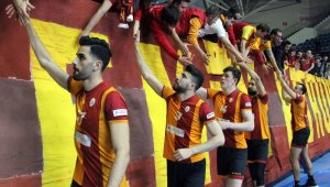 Galatasaray Erkek Voleybol Takımı'na madalyalarını Mustafa Cengiz verdi