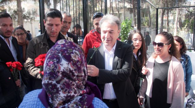 İduğ, Nevruz Bayramı'nda karanfil dağıttı