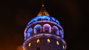 İstanbul'un simgeleri maviye büründü