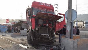İzmir'de yük treni tıra çarptı