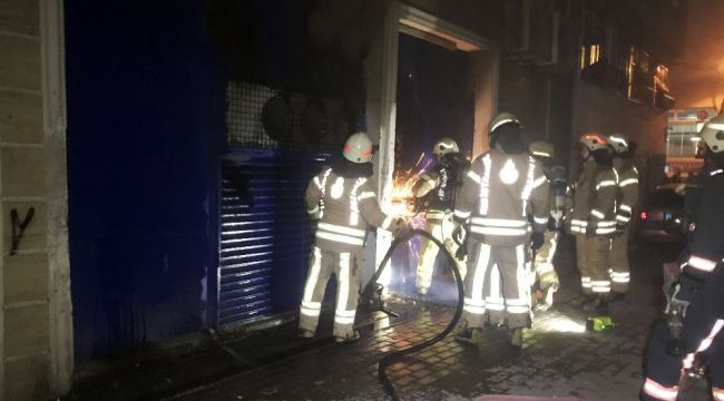 Kağıthane'de market deposunda yangın