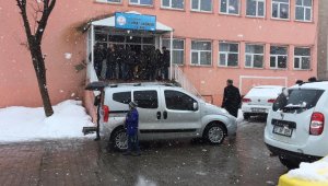 Kar yağışı altında oy kullanmaya gittiler