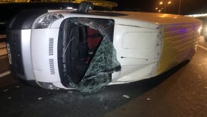 Lastiği patlayan panelvan minibüs devrildi: 2 yaralı