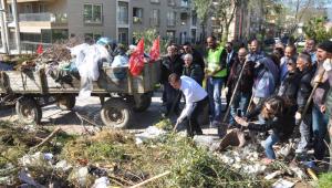 Menemen Belediye Başkanı Tahir Şahin'in Toplatmadığı Çöpleri CHP Adayı Aksoy Toplattı