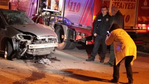 Otomobille kamyon çarpıştı: 2 ölü