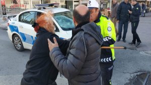 Polis aracının camını kırdılar,bastonla polise saldırdılar