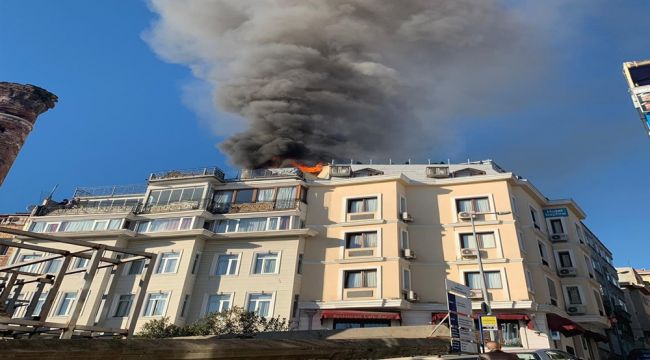 Sultanahmet'te 2 otelin çatı katı yandı