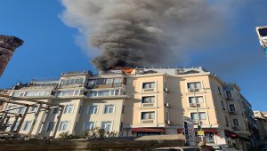 Sultanahmet'te 2 otelin çatı katı yandı