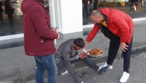 Taksim'de hayrete düşüren dilencilik yöntemi