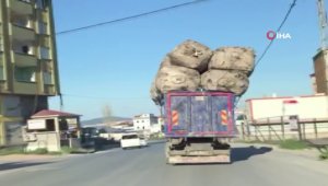 Trafikte tehlike saçan aşırı yüklü kamyon kamerada