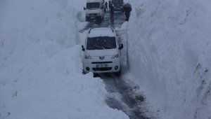 Van-Bahçesaray yolu ulaşıma açıldı, araçlara geçiş izni verilmiyor