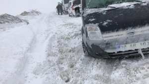 Van-Hakkari karayoluna çığ düştü