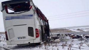 Yolcu otobüsü refüje devrildi: 1 ölü, 17 yaralı