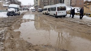 Yüksekova'da yollar gölete döndü
