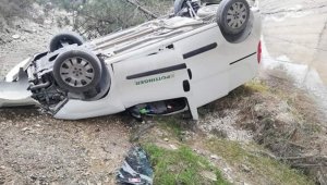 2 gündür kayıp olan şahıs, dere yatağına yuvarlanan aracında ölü bulundu