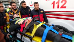 20 metreden aşağıya uçmaktan son anda kurtuldular: 2 yaralı
