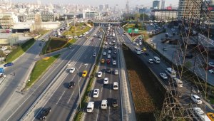 'Büyük Göç'te, trafiğe takılan tırlar havadan görüntüledi