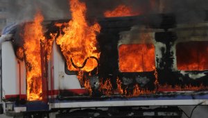 Adana'da hurdaya ayrılan vagon yandı