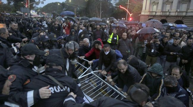 Arnavutluk'ta muhalifler hükümete karşı sokağa çıktı