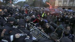 Arnavutluk'ta muhalifler hükümete karşı sokağa çıktı