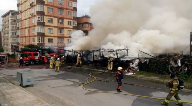 Ataşehir'de kereste marketi alev alev yandı