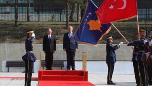 Bakan Akar, Kosova'da askeri törenle karşılandı