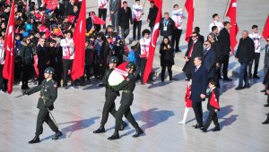 Bakan Selçuk ve çocuklar Atatürk'ün huzurunda