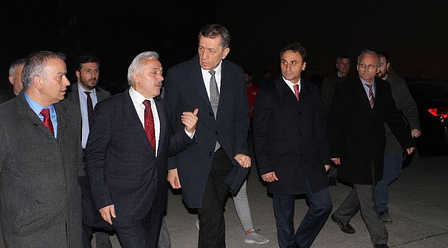 Bakan Selçuk'tan öldürülen eğitimci ailesine taziye ziyareti