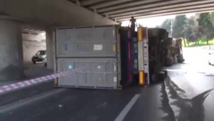 Bakırköy'de içerisinde lüks araçların bulunduğu tır devrildi